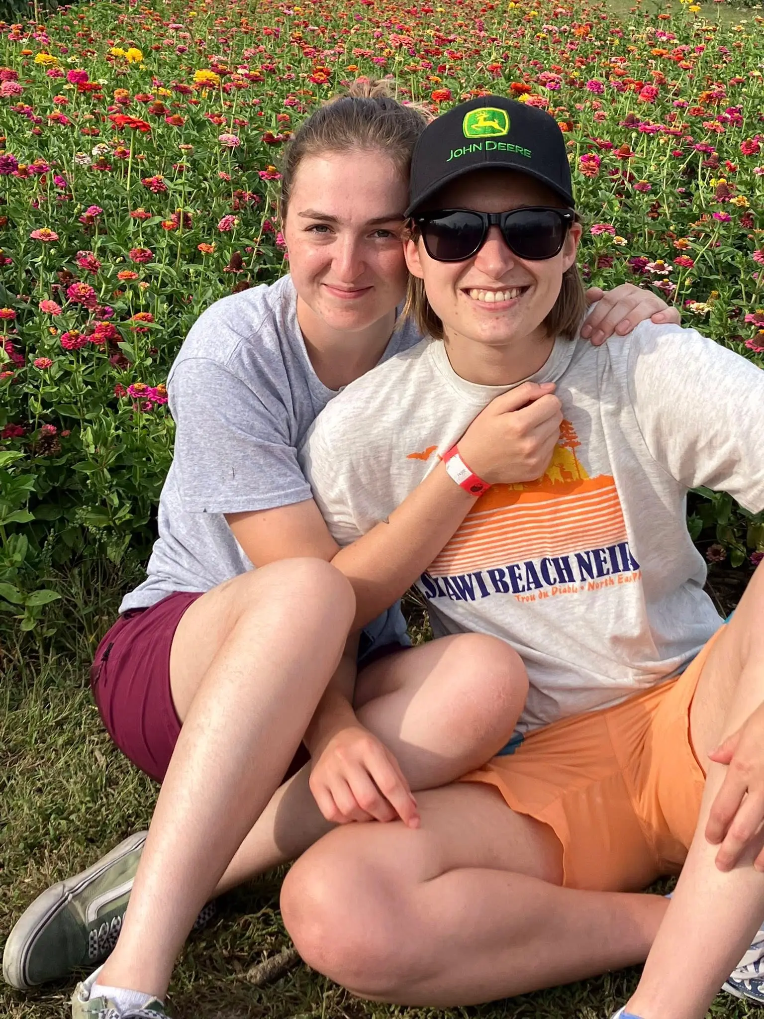 Maude & Sandrine dans un champs de fleurs